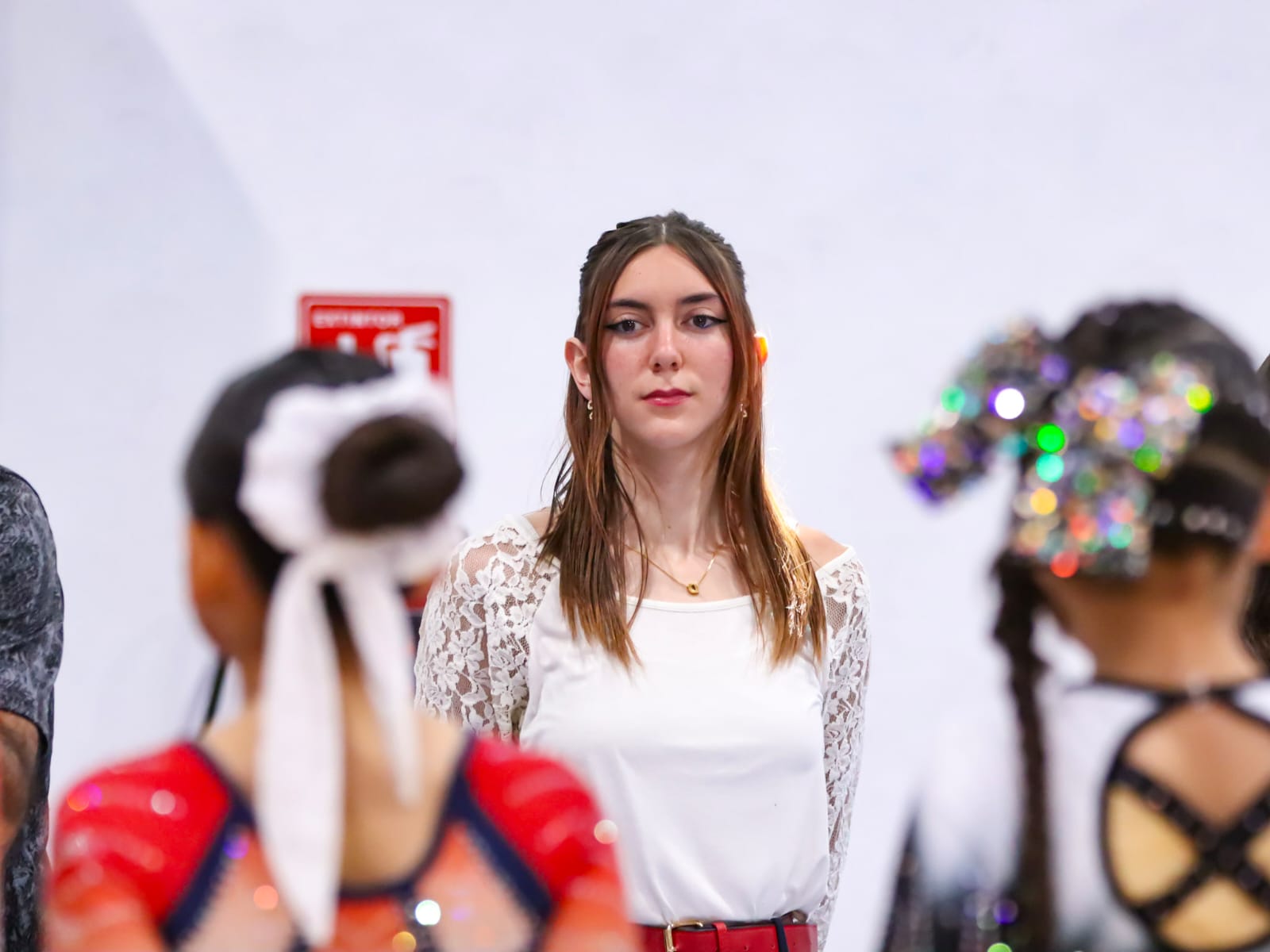 Daniela del Río acompañando a gimnastas en una competencia